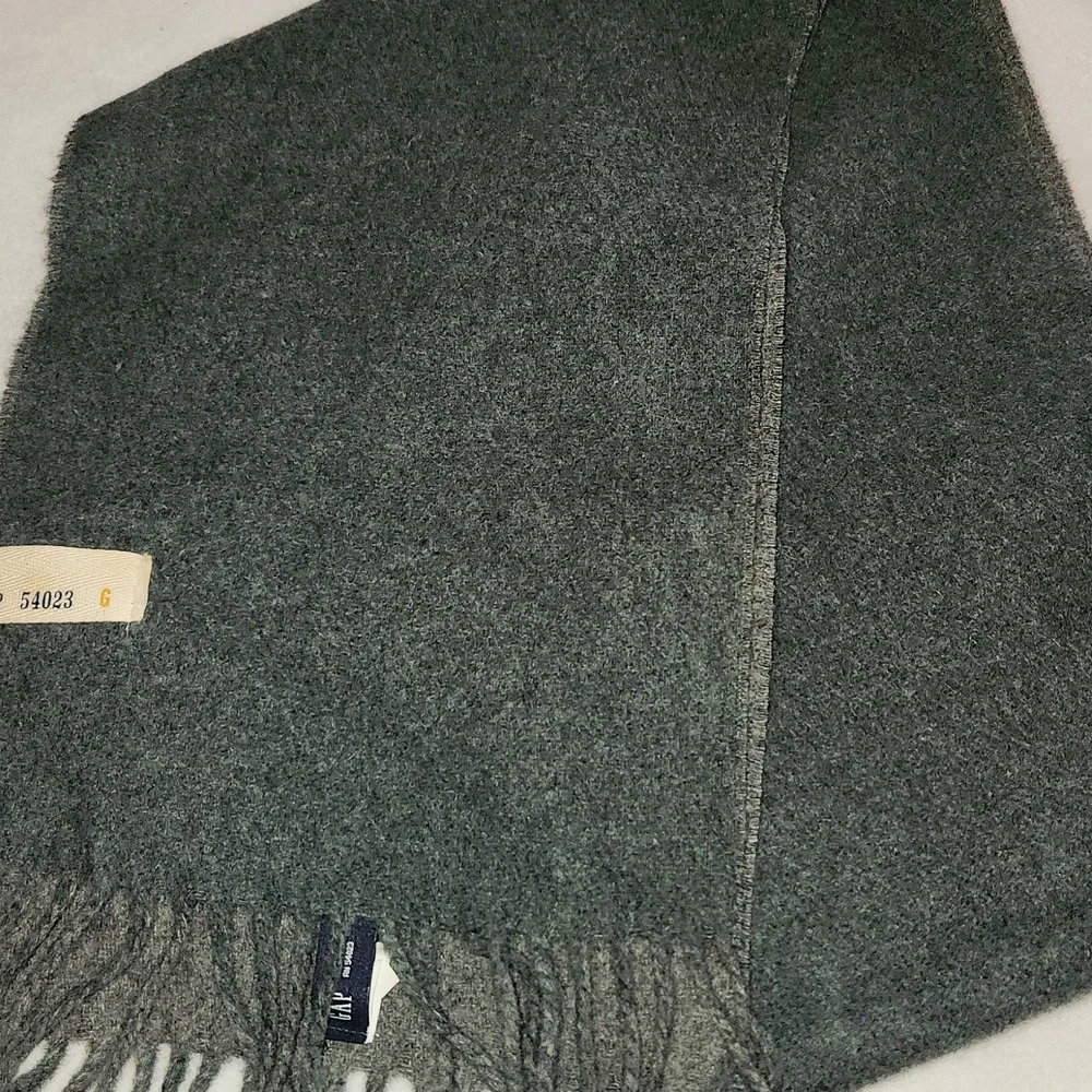 Gap 100% Wool Fringe Scarf Made In Italy - Picture 4 of 4